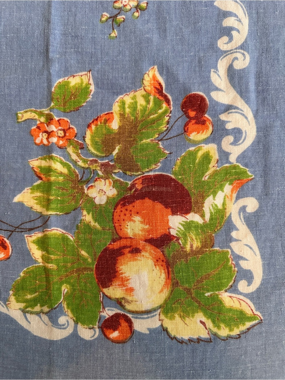 French Vintage Apple Tablecloth!  Perfect! - Picture 3 of 8